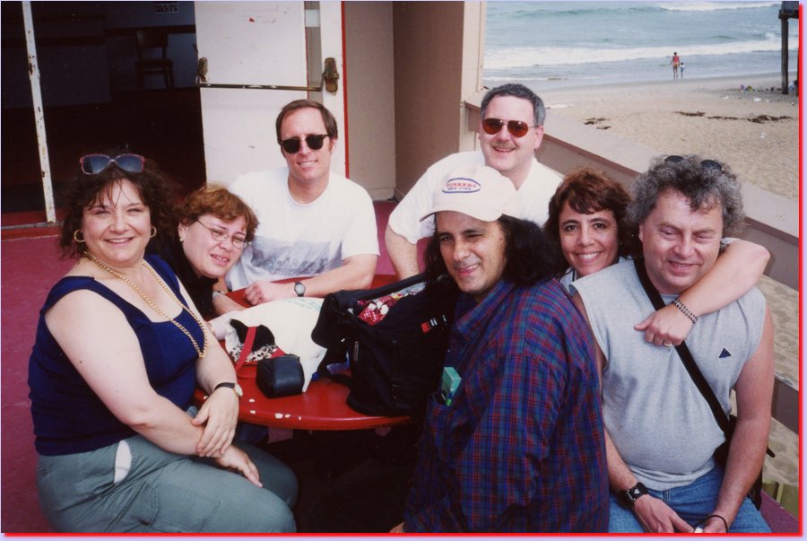 2000-08-11DAVE_DAVIES04FANS.jpg