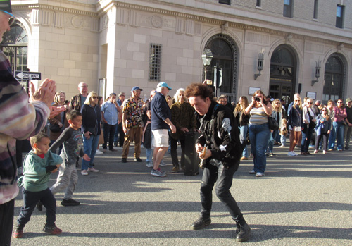 Willie works the crowd